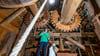 Ute Büttner steht im Inneren ihrer Mühle im Oderbruch.