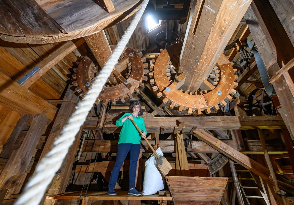 Ute Büttner steht im Inneren ihrer Mühle im Oderbruch.