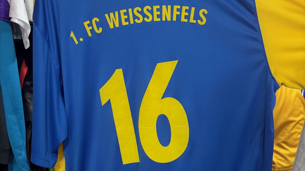 Das Trikot der Niummer 16 des 1. FC Weißenfels ist in einem Shop an der portugiesischen Algarve aufgetaucht.