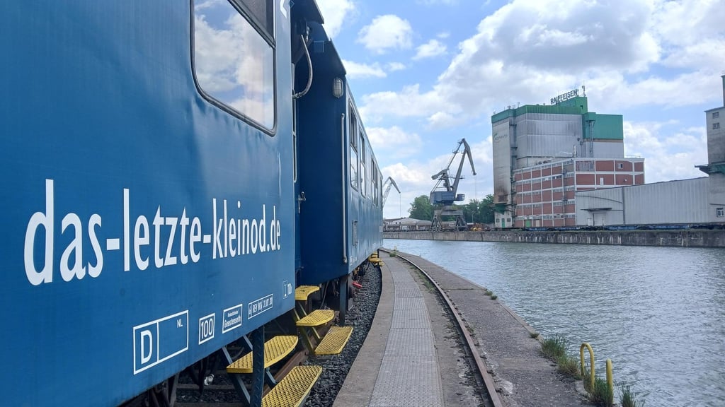 Der Theaterzug kommt zur Niedrigwasserschleuse in Magdeburg,