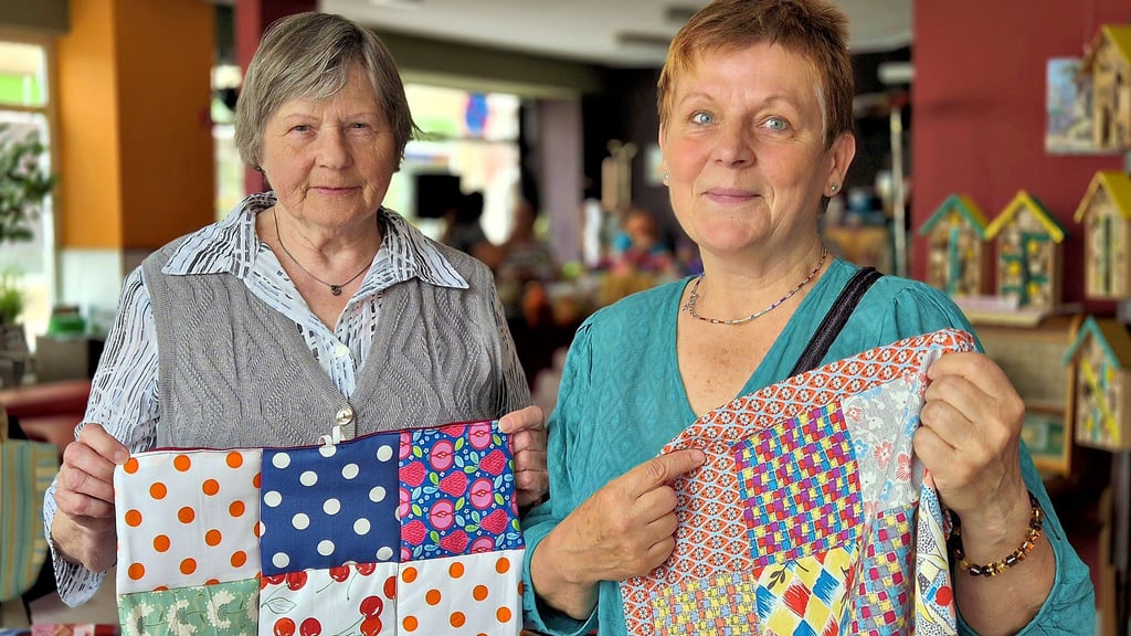 Gudrun Bolecke (links) und Astrid Schulz von den Lavendelfrauen in Stendal fertigen unter anderem Sitzkissen und Tischdecken. Die Erlöse aus Verkäufen werden für gute Zwecke gespendet.