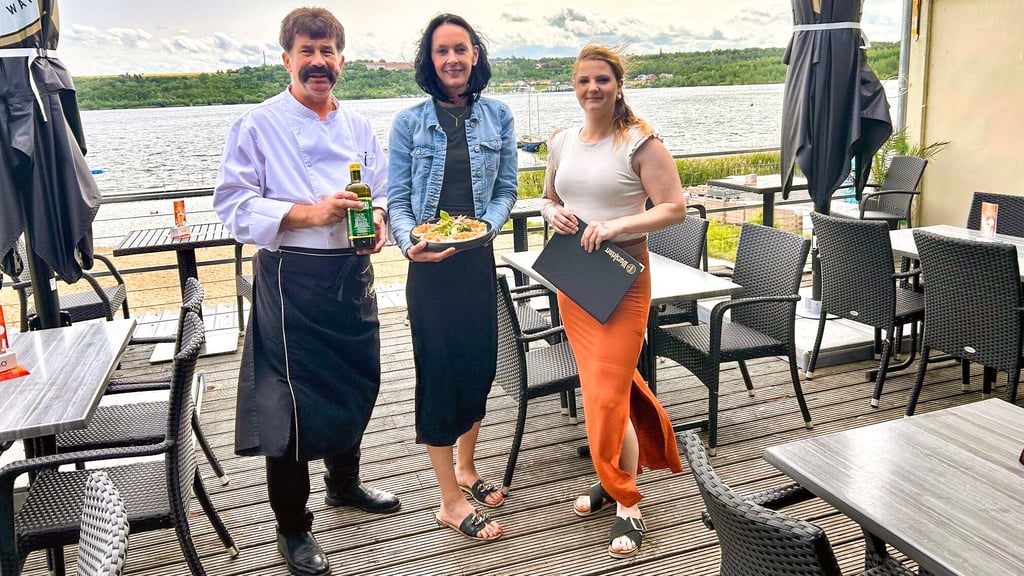 Die Wirtin Sandra Behrens (Mitte) mit ihrem Team vom neuen Beach Club-Restaurant am Strand Stöbnitz