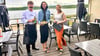 Die Wirtin Sandra Behrens (Mitte) mit ihrem Team vom neuen Beach Club-Restaurant am Strand Stöbnitz