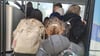 Wo es sonst Probleme mit überfüllten Bussen gibt, wie hier auf diesem Archivfoto vor der Sekundarschule Dardesheim, tat sich am Freitag, 6. Juni, ein anderes Problem auf: Wegen des Verdi-Warnstreiks im öffentlichen Nahverkehr fuhr gar kein Bus.