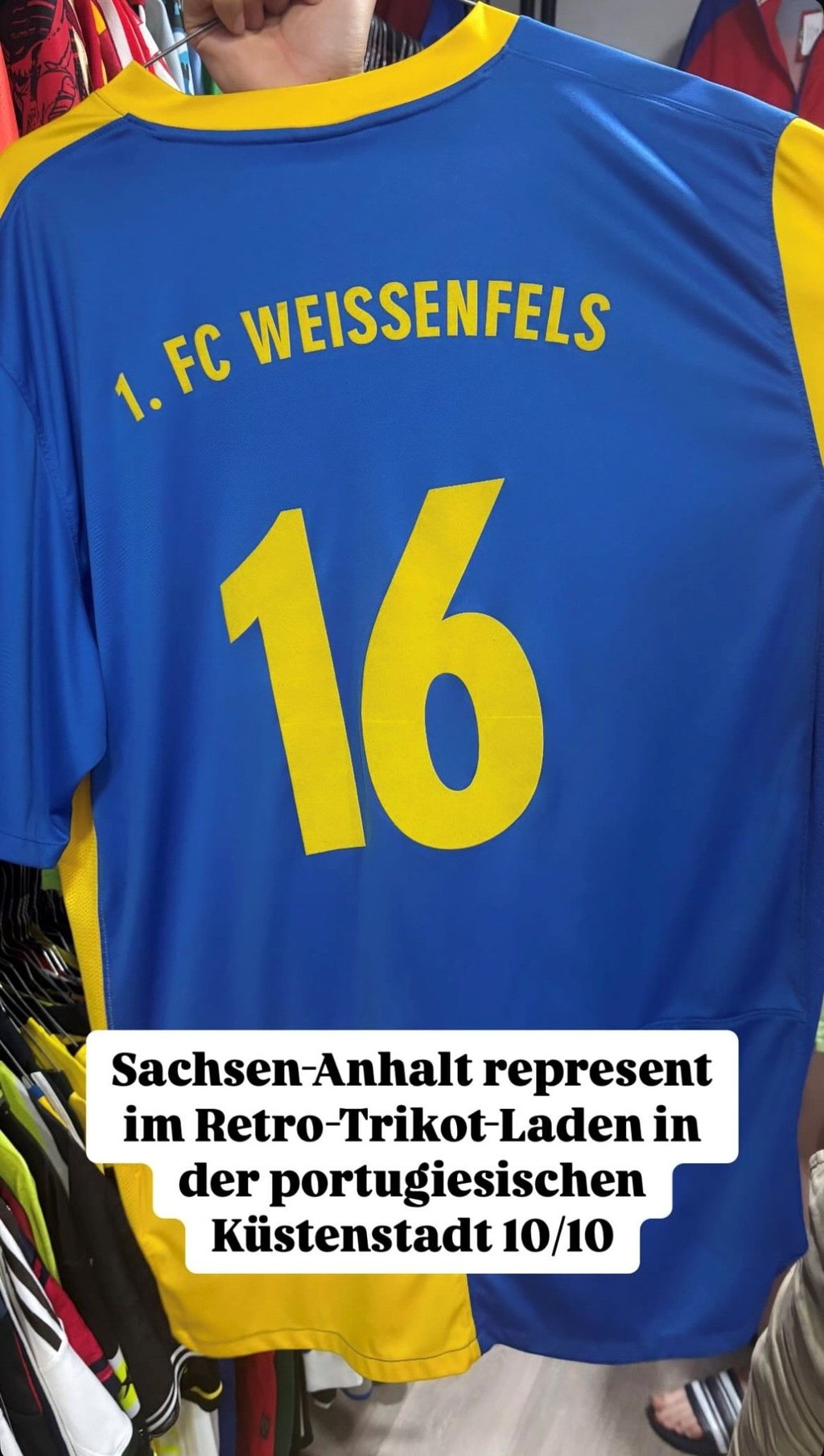 Auf Instagram stellte Podcaster und Autor Gregor Ryl ein Foto des Trikots aus Weißenfels online.