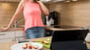 Keime auf dem Display: Wer beim Kochen das Smartphone oder Tablet nutzt, kann gefährliche Bakterien verteilen.