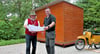 Brunnenherr Henry Fritz Böhm (l.) und Pfingstburschen-Chef Andreas Nette begutachten Plan und Wirklichkeit für den neuen Stellplatz. 