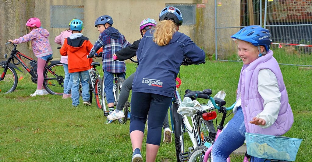 Sich ordenlich einreichen gehört für die Kinder auch zur Prüfung. Geduldig warten die Grundschüler, bis sie an der Reihe sind