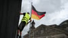 Die Aufbauarbeiten laufen: Ein Arbeiter befestigt eine Plane zur Vorbereitung einer Projektion anlässlich des 30. Jahrestags der Reichstag-Verhüllung.
