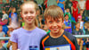 Leonie Beyer und Konrad Keller aus der Klassenstufe 4 präsentieren stellvertretend für die Schülerschaft die Urkunde.