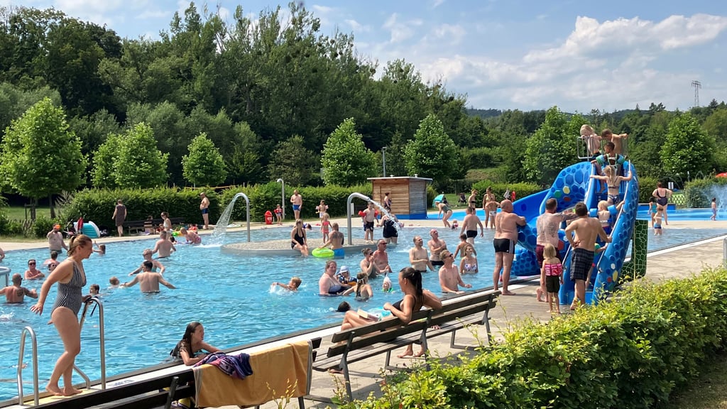 An heißen Sommertagen sind bis zu knapp 1.000 Gäste im Sommerbad in Thale.