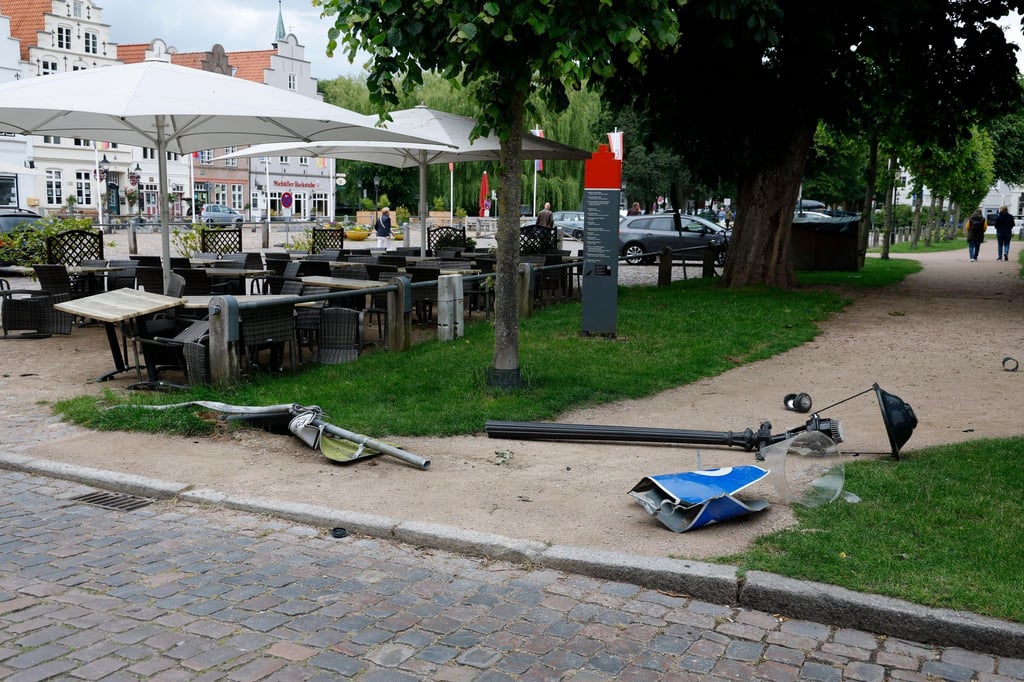 Ein Autofahrer hat in Nordfriesland auf einem Marktplatz die Kontrolle über seinen Wagen verloren.