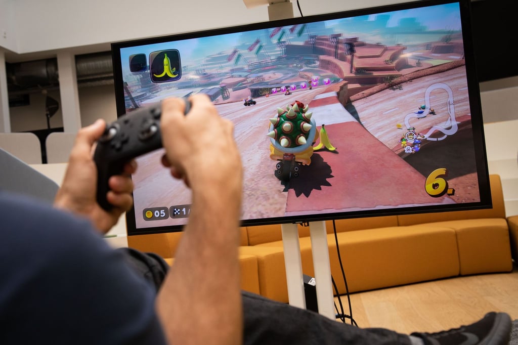 Gleich rutscht Bowser auf der Bananenschale aus. „Mario Kart World“ bringt das bekannte und beliebte Rennspiel auf die neue Switch 2.
