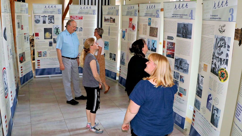 Blick in die Ausstellung „Der gefährliche Schmied" im Diest-Hof in Seyda. Den ganzen Juni hindurch ist die Ausstellung dort zu sehen.