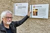 Stefan Böhme von der Geschäftsführung des Cornelius-Werkes in Burg zeigt auf die Gedenktafel für Volkmar Jenig.