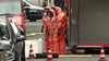 Feuerwehrleute in Schutzanzügen nach dem Austritt von Gas in einer Tiefgarage.