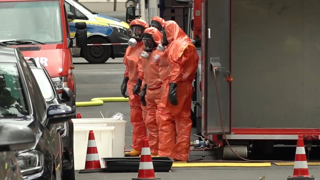 Feuerwehrleute in Schutzanzügen nach dem Austritt von Gas in einer Tiefgarage.