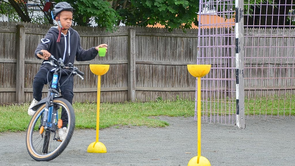 Für Khalifa Omar scheint das Becher-Hindernis keine große Herausforderung zu sein.