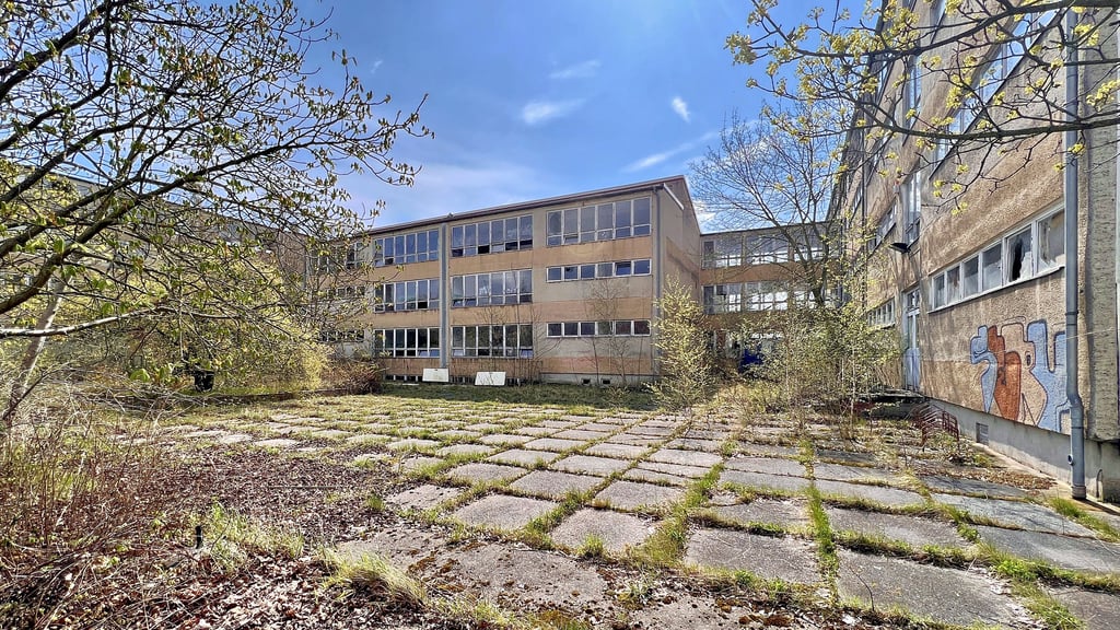 Irgendwann soll in der Bernburger Straße in Dessau-Roßlau der Ersatzneubau der „Regenbogenschule“ stehen. Noch findet sich hier allerdings die alte Schule.