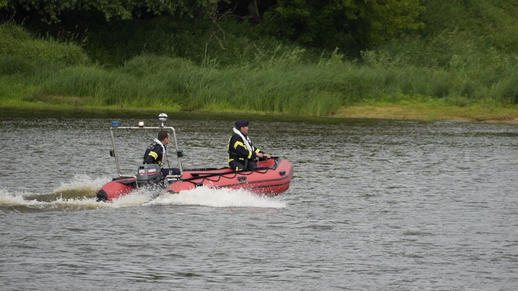Suchaktion auf der Elbe bei Aken. Von dem Kanufahrer fehlt jede Spur.