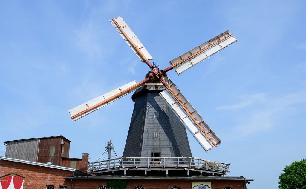 In einer alten Mühle in Bardowick bei Lüneburg wird das Mahlen noch als alte Handwerkskunst betrieben.