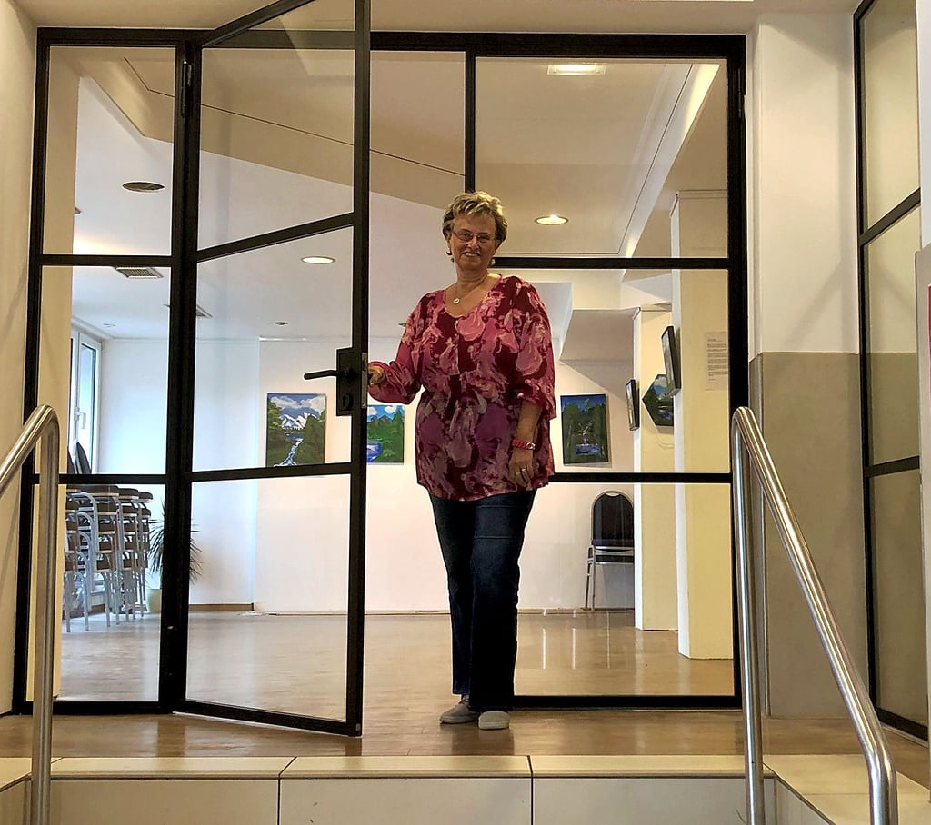 Kathrin Hinze präsentiert die neue Tür im Mitmachlokal.