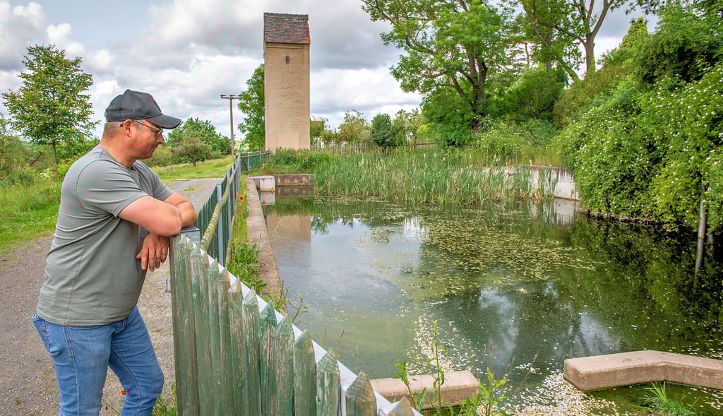 Durch viel Oberflächenwasser ist der Tultewitzer Dorfteich derzeit gut gefüllt, doch Heimatvereinsvorsitzender Robert Strohbach weiß, dass es bei längerer Trockenheit schnell anders aussieht.
