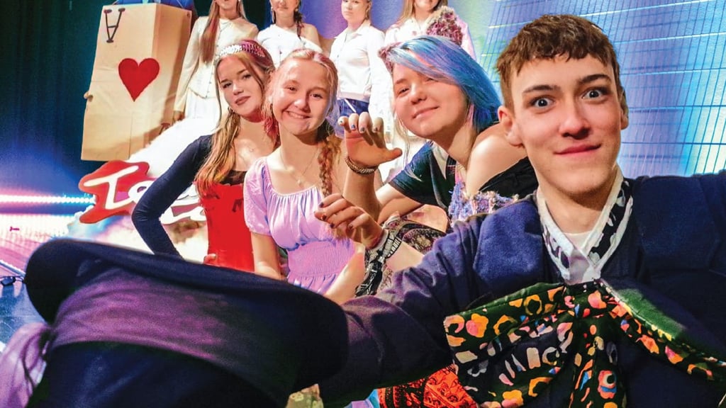 Das Ecole Gymnasium in Barleben hat ein professionelles Theaterstück auf die schuleigene Theaterbühne gestellt. Hinter dem Projekt steckt mehr als nur Schauspielerei. Das Ergebnis steht Besuchern am Freitag offen.  Mia Sommer, Mareile Hamsch, Jennifer Reese und  Liam Sean Hoban (vorn von links) sind unter anderem in den Hauptrollen zu sehen.