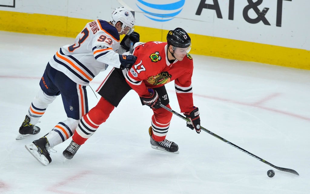 Lance Bouma (r.) im Jahr 2017 für die Chicago Blackhawks.