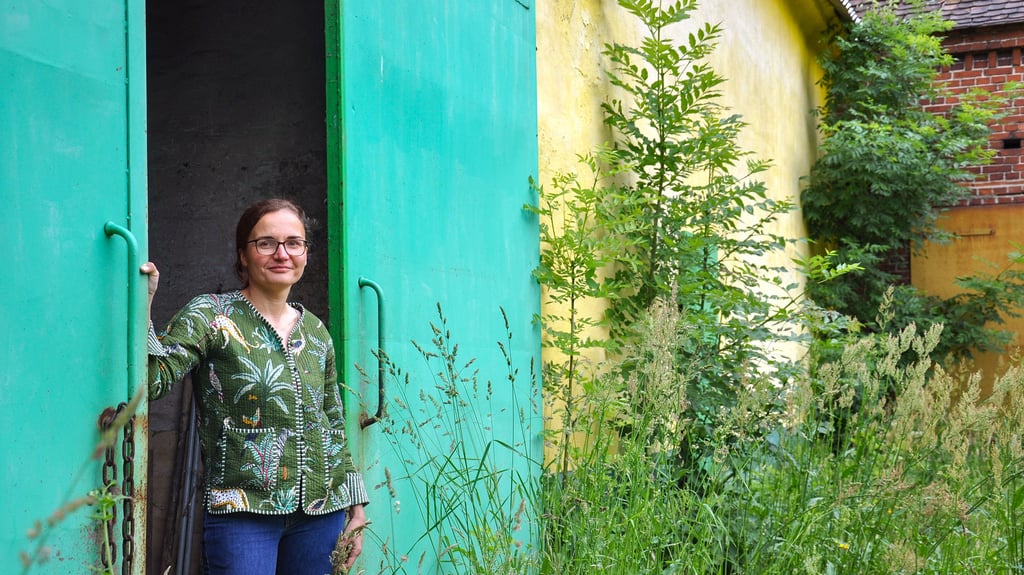 Kerstin Rice vor dem Gebäudeteil des Ritterguts Schönberg, in dem die Kinderwerkstatt entstehen soll. Früher hatte die LPG dort ihren Stützpunkt.