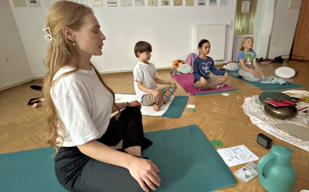 In ruhiger Atmosphäre leitet Annalisa Falconer eine Kinderyoga-Stunde in Brehna, bei der die Kinder den Ablauf mitgestalten.