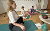 In ruhiger Atmosphäre leitet Annalisa Falconer eine Kinderyoga-Stunde in Brehna, bei der die Kinder den Ablauf mitgestalten.