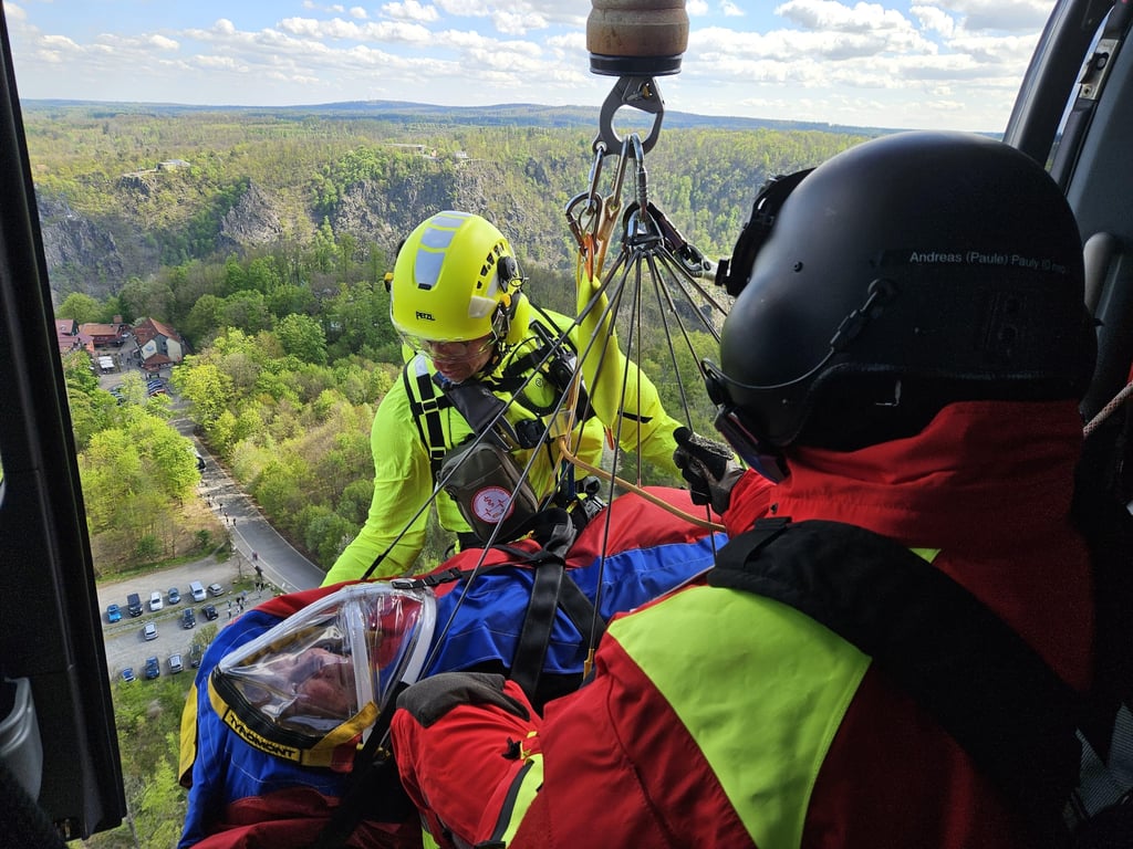 Wenn doch mal etwas passiert, rettet die Bergwacht Thale zum Beispiel mit Hilfe von Seilwinde und Helicopter.