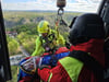 Wenn doch mal etwas passiert, rettet die Bergwacht Thale zum Beispiel mit Hilfe von Seilwinde und Helicopter.