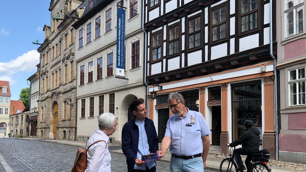 Edelgard Hoberg und Anselm Schwindack vom Förderverein für den Quedlinburger Musiksommer und Klaus-Dieter Plate, Ortskurator der Deutschen Stiftung Denkmalschutz in Quedlinburg, vor dem Palais Salfeldt, in dem auch in diesem Jahr eines der Musiksommer-Konzerte stattfinden wird.