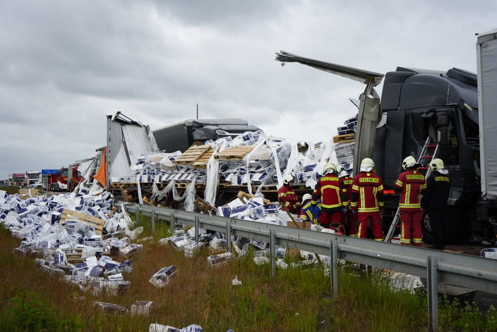 Die Ladung eines Lkw verteilte sich bei dem Unfall in der Umgebung.