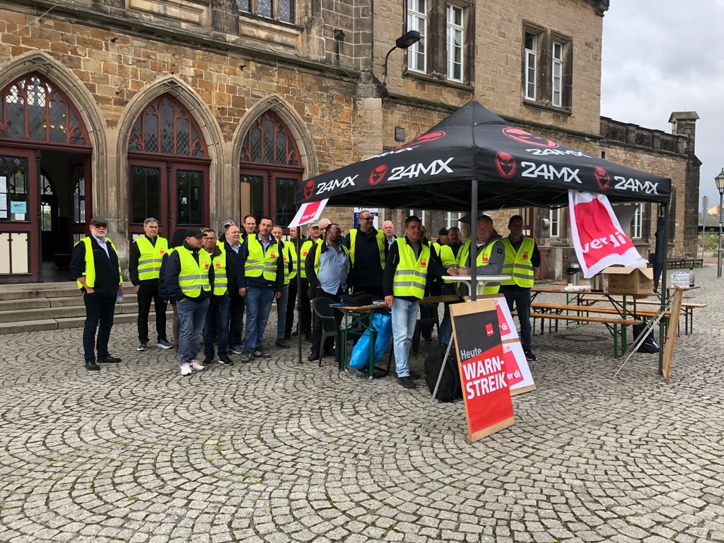 Warnstreik bei den Harzer Verkehrsbetrieben: Busfahrer aus dem Betriebsteil Quedlinburg/Harzgerode haben ihren Streikstand am Morgen vor dem Bahnhof in Quedlinburg aufgebaut.