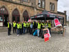 Warnstreik bei den Harzer Verkehrsbetrieben: Busfahrer aus dem Betriebsteil Quedlinburg/Harzgerode haben ihren Streikstand am Morgen vor dem Bahnhof in Quedlinburg aufgebaut.