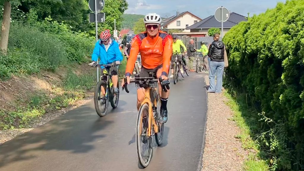 Nach der Freigabe radelt eine Gruppe von Thale nach Quedlinburg.