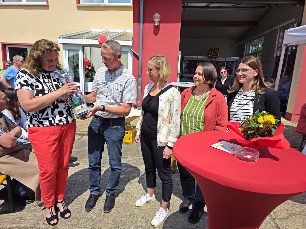 Stellvertreter Jan Hädrich, Kulturamtsleiterin Gerit Berzau, Tourist-Info Chefin Anne Höppner und Kulturamtsmitarbeiterin Sabrina Maschke gratulierten Mandy Baum (links) im Namen von Bürgermeister Andreas Dittmann, der aus Termingründen nicht zur Feierstunde kommen konnte.