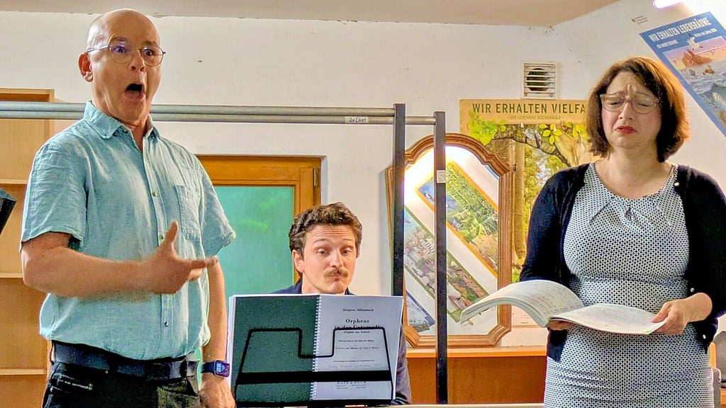 Im Rahmen der Pressekonferenz zum Schönebecker Operettensommer verschafften Eberhard Francesco Lorenz (l.) und Miriam Sabba einen gesanglichen Vorgeschmack auf die Operette „Orpheus in der Unterwelt“. Dionysis Pantis begleitete sie musikalisch am Klavier.