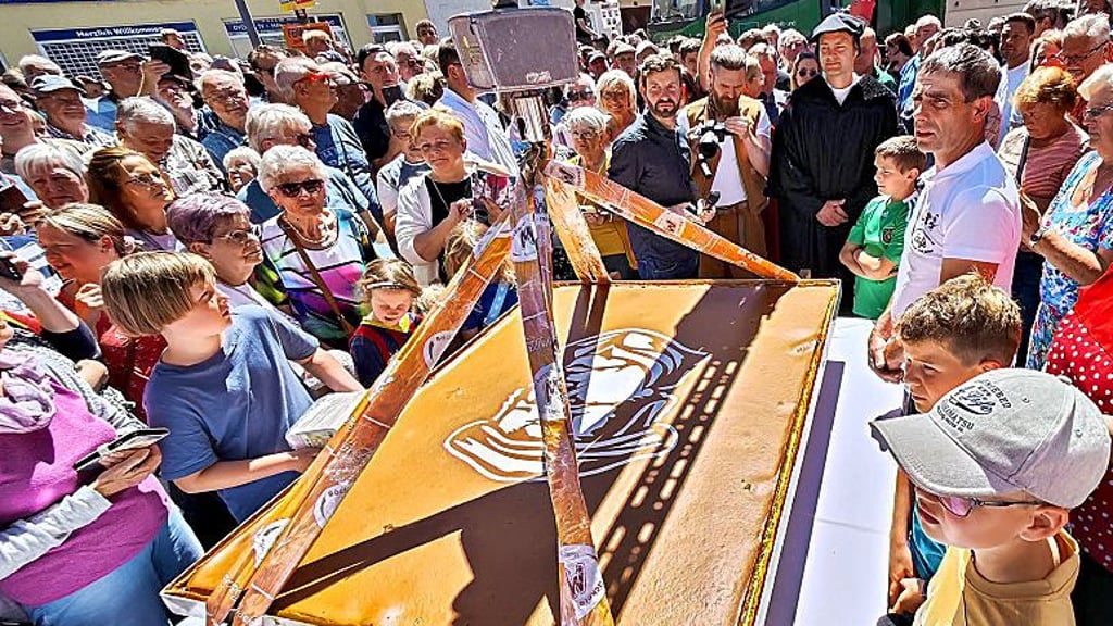 Im Juni 2024 wurde der Mohnkuchen in Allstedt gewogen und für schwer genug befunden - er kam ins Guinnesbuch der Rekorde.
