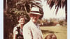 Thomas Mann mit seiner Tochter Elisabeth in einem Garten (circa 1946).