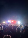 Sieht aus wie die Mainstage, ist aber eine professionelle Camping-Bühne. Tausende Besucher stimmten sich bei Justin Polnick aufs Festival ein.