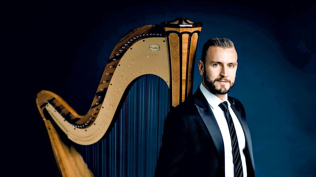 Joel von Lerber (Harfe) spielt mit renommierten Orchestern.