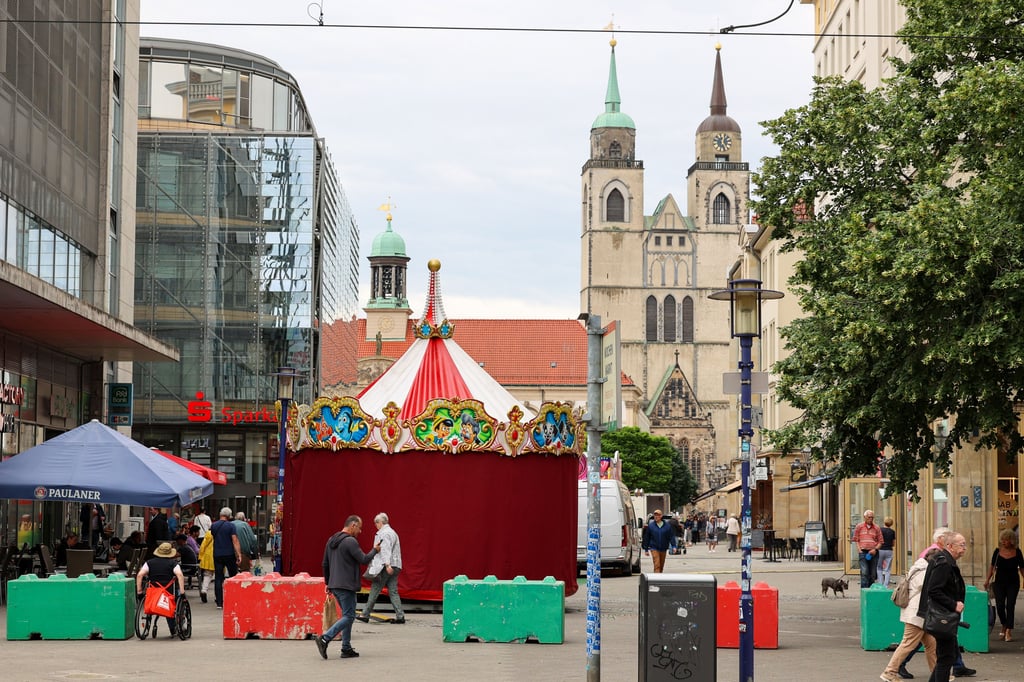 Ein aktuelles Bild: Jetzt, zum Magdeburger Stadtfest, ist der Zugang zum Alten Markt mit Betonklötzen abgeriegelt. Zum Weihnachtsmarkt klafften an dieser Stelle aber zwei meterbreite Lücken. Durch eine fuhr der Attentäter.