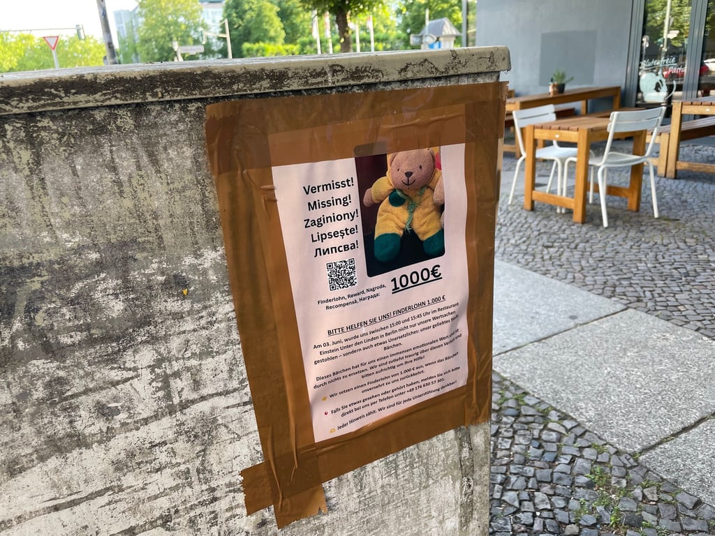 Neben den Plakaten auf Deutsch bittet auch ein eigener Webauftritt auf Englisch, Polnisch, Rumänisch und Bulgarisch um Hinweise zu dem gestohlenen Plüschtier.