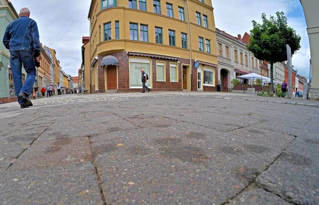 Dieses Bild zeigt sich seit Montag auf dem Pflaster in der Innenstadt, hier am Holzmarkt. Die störenden Flecken sind nicht zu übersehen.