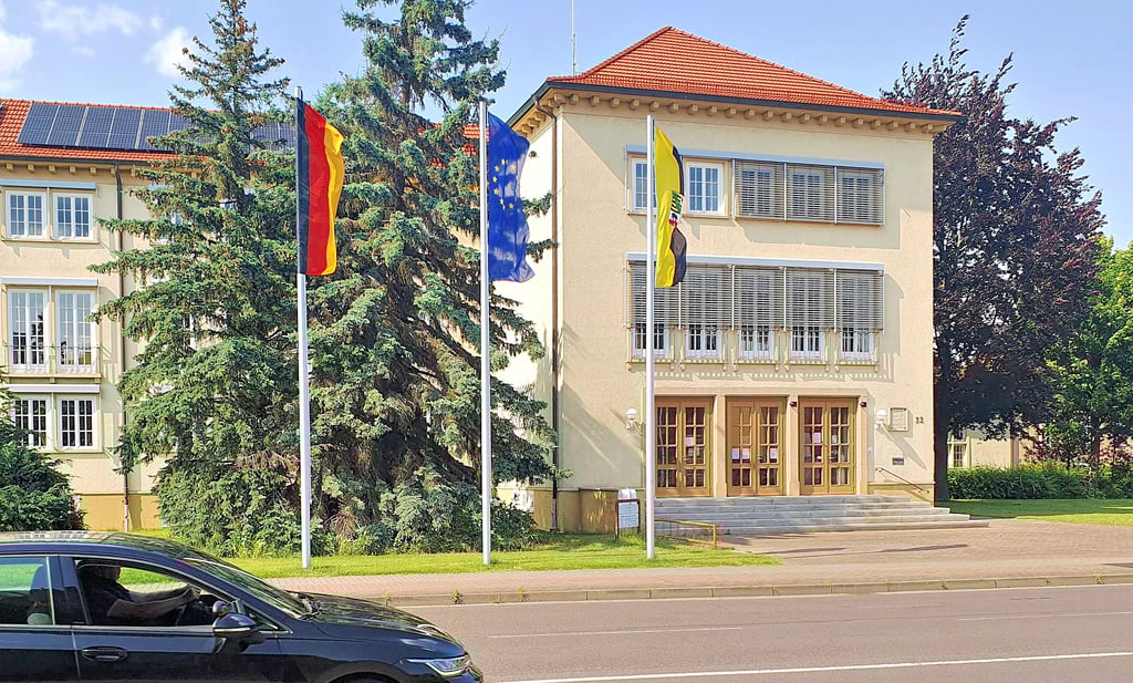 Vor dem Hauptgebäude der Kreisverwaltung an der Karl-Marx-Straße wurden am Freitag, 6. Juni 2025 die Flaggen gehisst - auf Dauer.