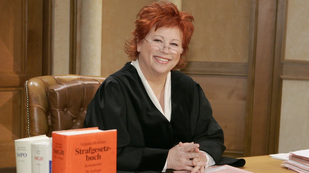 Barbara Salesch bringt die schwarze Robe zurück ins TV. Nach langer Pause kehrt sie als Richterin auf die Bildschirme zurück.